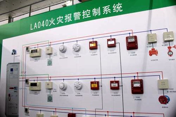 出現火警時，樓宇控制系統如何快速做出反應？